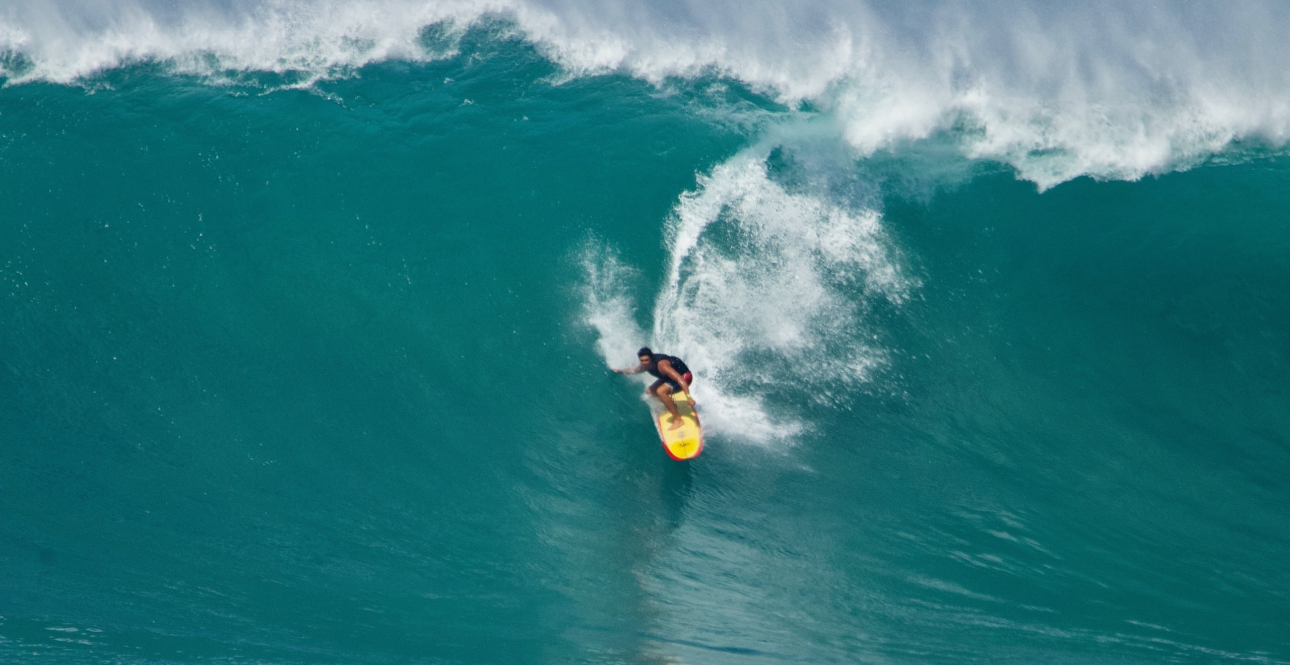 Hopena Pokipala ist nicht nur ein geschickter Kanufahrer &ndash; dar&uuml;ber hinaus ist er ein herausragender Big-Wave-Surfer. Seiner Meinung nach &uuml;berlappen sich die ben&ouml;tigten F&auml;higkeiten. &bdquo;Der Respekt f&uuml;r das Wasser, auch unter Stress einen k&uuml;hlen Kopf zu behalten, den Ozean &bdquo;lesen&ldquo; zu k&ouml;nnen &ndash; diese Fertigkeiten sind f&uuml;r beides entscheidend.&ldquo; 
